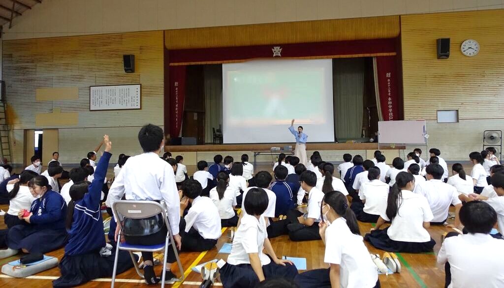 宮崎市立本郷中学校で講話・ワークショップの講師を務めました